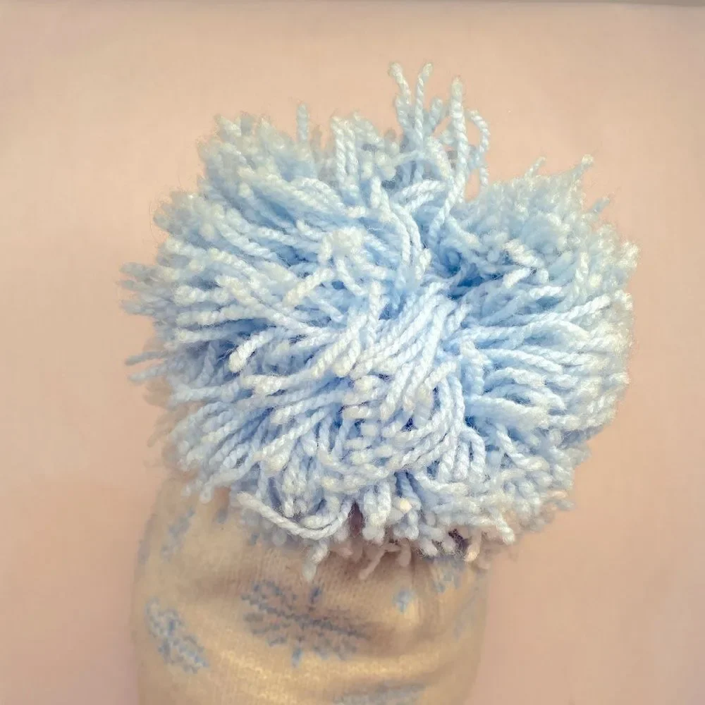 VINTAGE WHITE WITH BLUE POM POM SKI HAT NY SNOWCAPS
